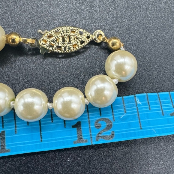 Faux Pearl Single Strand Necklace - Picture 5 of 5